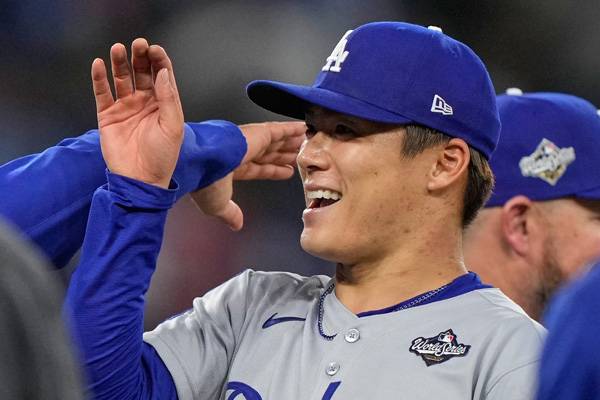 “1회 끝나고 6회까지는 가겠다 싶었는데...” 로버츠 감독도 놀란 야마모토의 완투 [현장인터뷰]