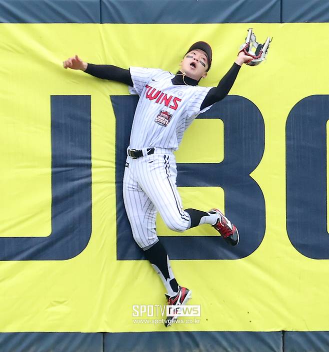 '비거리 126.0m 뜬공' 박해민이 또 한화 욕 나오게…문현빈 장타 저지, 한화 선취점도 막았다