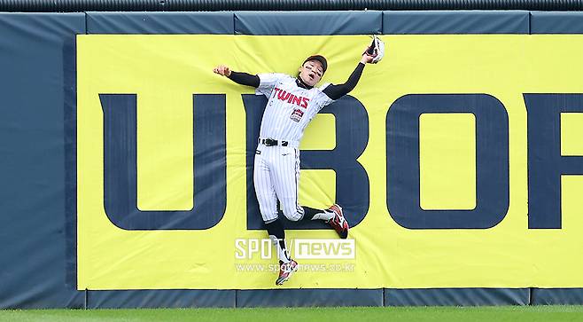 '비거리 126.0m 뜬공' 박해민이 또 한화 욕 나오게…문현빈 장타 저지, 한화 선취점도 막았다