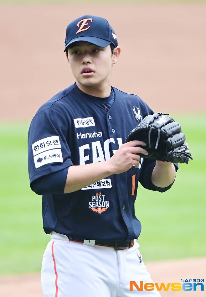 수비 도움 못받은 문동주, 한국시리즈 1차전 4.1이닝 4실점 부진