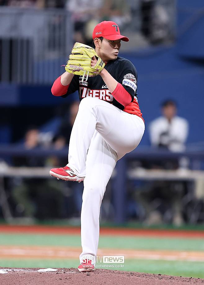 2군 선수→타이거즈 역사→태극마크라니… 각본도 이렇게 쓰면 욕 먹는다, ‘영탁쇼’는 계속된다