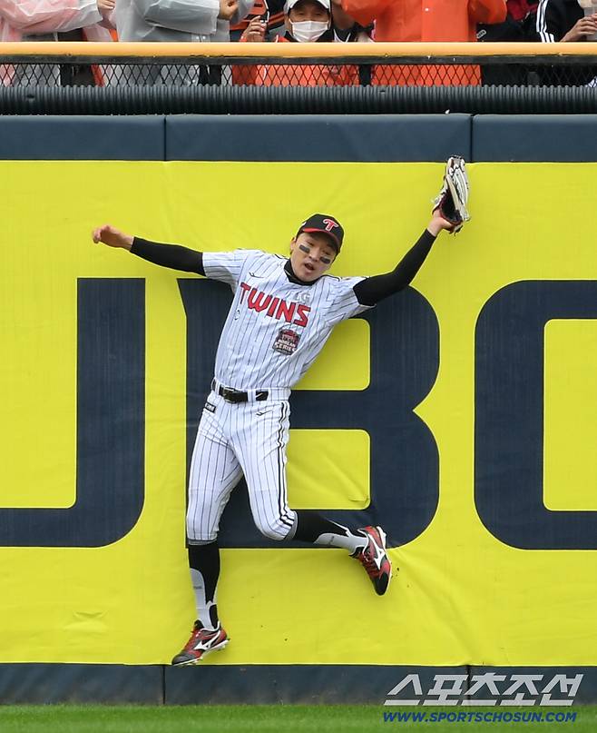 또 너야? '한화팬 PTSD 온다' LG 박해민, 1차전 1회부터 '담타기' 호수비 [KS1]