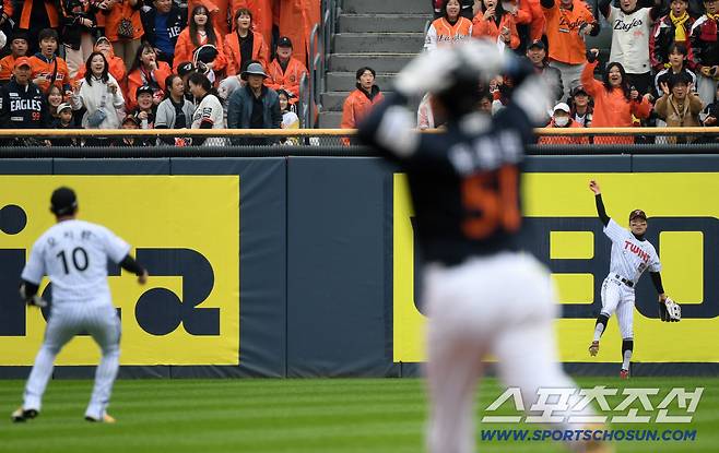 또 너야? '한화팬 PTSD 온다' LG 박해민, 1차전 1회부터 '담타기' 호수비 [KS1]