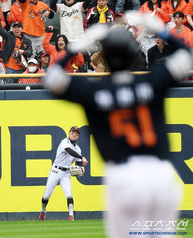 또 너야? '한화팬 PTSD 온다' LG 박해민, 1차전 1회부터 '담타기' 호수비 [KS1]