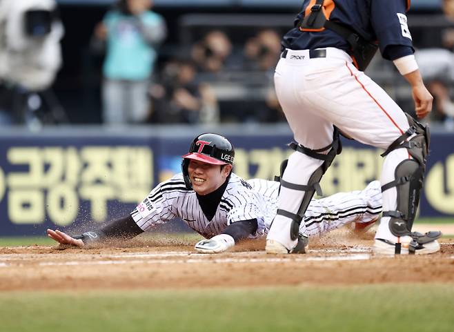 '이런 행운이 다 있나' 주자가 미끄러졌는데 수비가 못 봤다, LG 홍창기 추가 득점 [KS1]