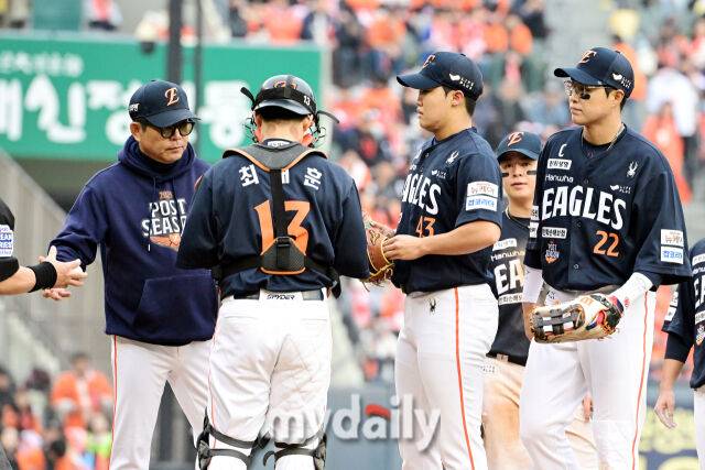 '이럴 수가' PO 난세 영웅 신인 '볼넷→HBP→강판' 4실점 빌미 제공했다…한화 패배 위기 [MD잠실 KS1]