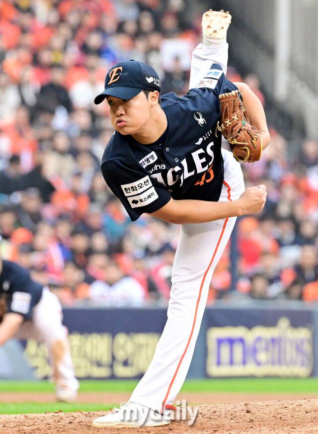 '이럴 수가' PO 난세 영웅 신인 '볼넷→HBP→강판' 4실점 빌미 제공했다…한화 패배 위기 [MD잠실 KS1]