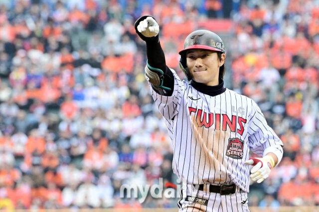 '이럴 수가' PO 난세 영웅 신인 '볼넷→HBP→강판' 4실점 빌미 제공했다…한화 패배 위기 [MD잠실 KS1]