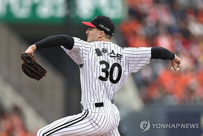 교체 선수로 LG 유니폼 입고 KS 1차전 역투 펼친 톨허스트