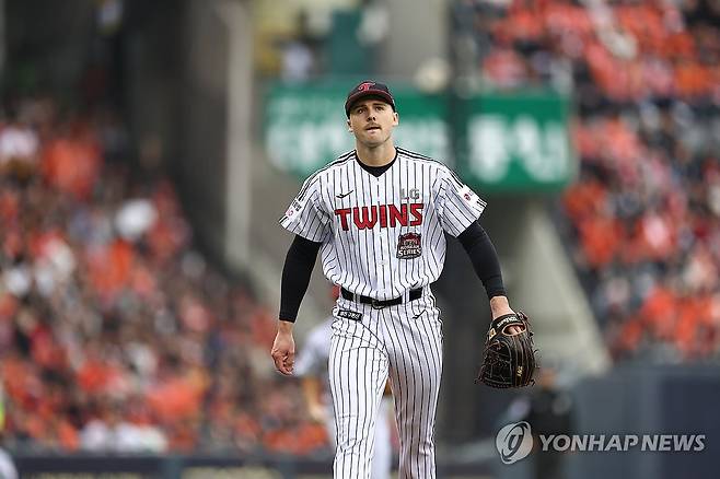 교체 선수로 LG 유니폼 입고 KS 1차전 역투 펼친 톨허스트