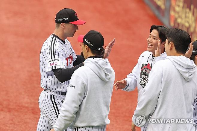 교체 선수로 LG 유니폼 입고 KS 1차전 역투 펼친 톨허스트