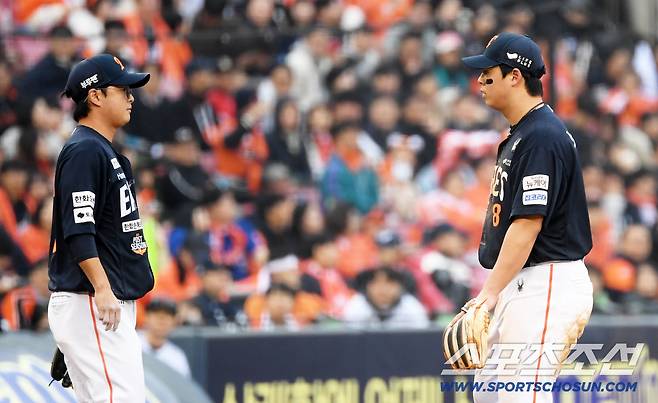 대충격 노시환, 홈 송구를 포기했다 → 한국시리즈에 맞는 수비인가 [KS1]