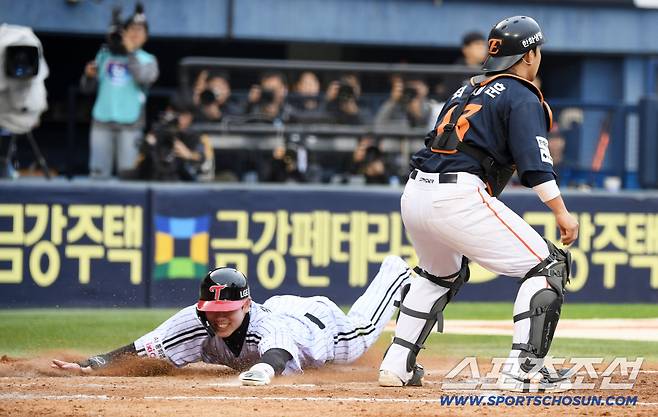 대충격 노시환, 홈 송구를 포기했다 → 한국시리즈에 맞는 수비인가 [KS1]