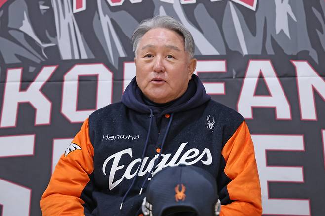 '1차전 패배' 한화 김경문 감독,