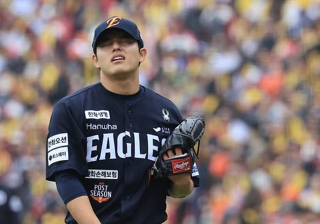 플레이오프서 펄펄 날았던 한화 문동주, 한국시리즈는 긴장됐나...4⅓이닝 4실점 부진