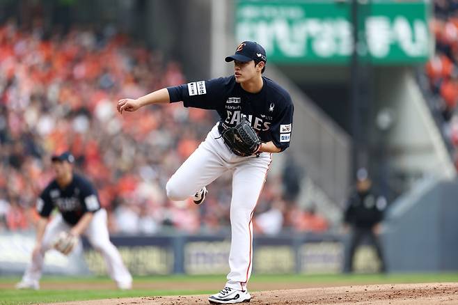 플레이오프서 펄펄 날았던 한화 문동주, 한국시리즈는 긴장됐나...4⅓이닝 4실점 부진