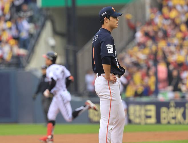 플레이오프서 펄펄 날았던 한화 문동주, 한국시리즈는 긴장됐나...4⅓이닝 4실점 부진