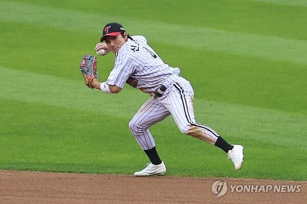 이럴수가, 한국시리즈에서 이런 '여유'라니… 신민재가 밝힌 1사 3루 다이빙 수비