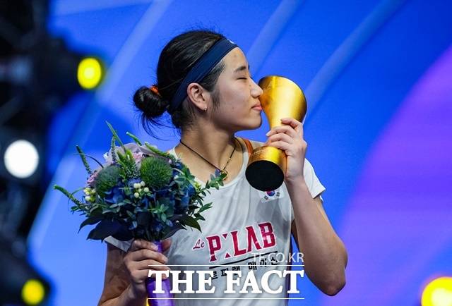 '넘사벽' 안세영, 왕즈이 꺾고 시즌 9번째 우승...프랑스오픈 2연패