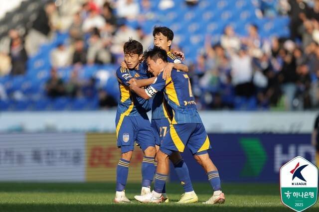 신태용 나가고 3경기 무패... 울산, '골프 세리머니' 이청용 동점골로 대구와 1-1 무승부