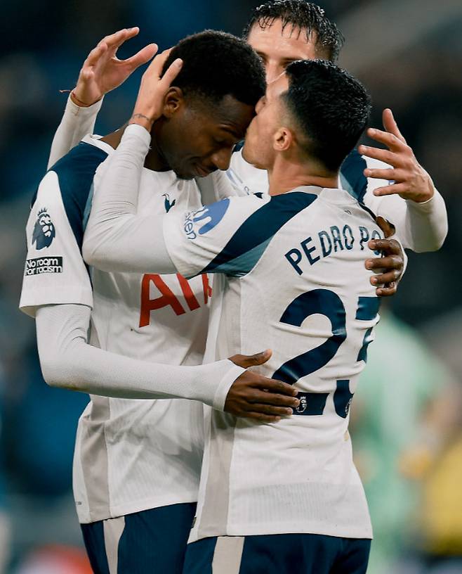 'SON 없는 공격진 폭망이지만' 토트넘, 수비수 반더벤 멀티골로 이겼다... 에버튼에 3-0 완승 '3위 재등극'