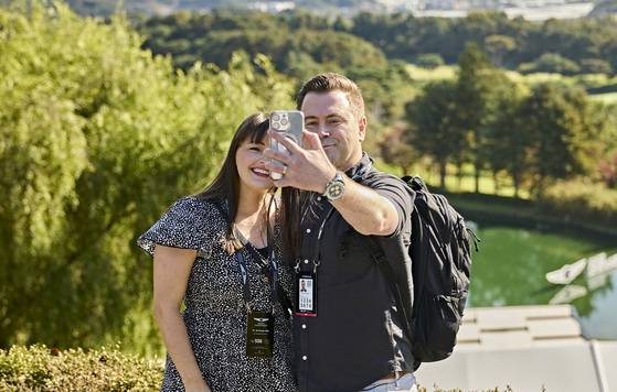 아기 재우며 본 중계가 행운 불렀다…영국 부부의 한국 여행