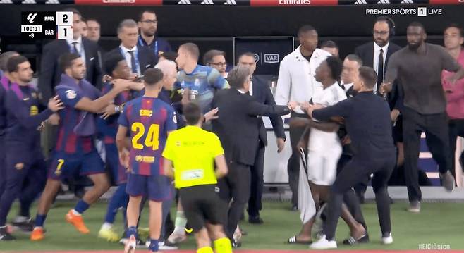 벤치클리어링까지 발발…경찰까지 동원된 ‘엘 클라시코’ 레알 마드리드, 바르셀로나에 2-1 승리 속 선수들끼리 충돌