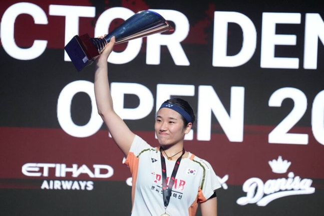 “2주 연속 완패하고도 웃음이 나와?” 중국, 한숨과 분노 ···안세영, 왕즈이에 2주 연속 결승 대파