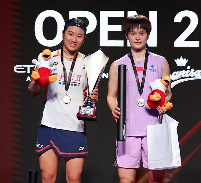 “2주 연속 완패하고도 웃음이 나와?” 중국, 한숨과 분노 ···안세영, 왕즈이에 2주 연속 결승 대파