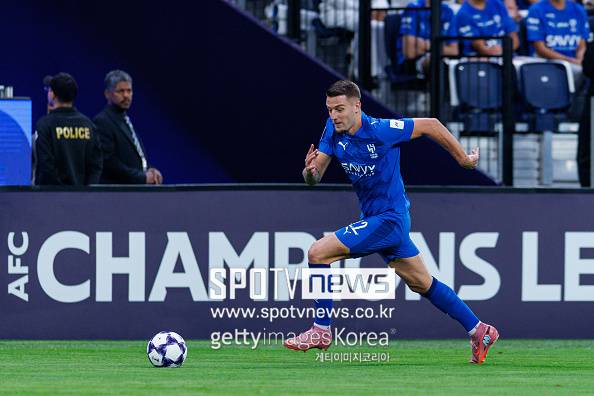 [오피셜] '연봉 740억 거절' 손흥민 새삼 대단하네...돈을 선택한 밀린코비치 사비치, 알힐랄과 3년 재계약 '연봉 370억'