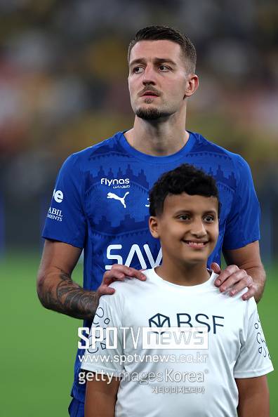 [오피셜] '연봉 740억 거절' 손흥민 새삼 대단하네...돈을 선택한 밀린코비치 사비치, 알힐랄과 3년 재계약 '연봉 370억'