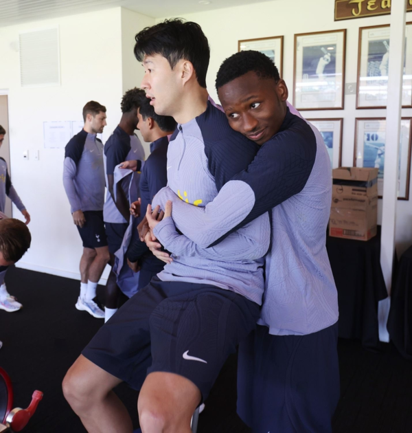 “흥민이 형은 내가 만난 최고의 사람” 유독 SON 따랐던 토트넘 MF, ‘선발 경기 승률 100%’임에도 왜 후보인가 봤더니…