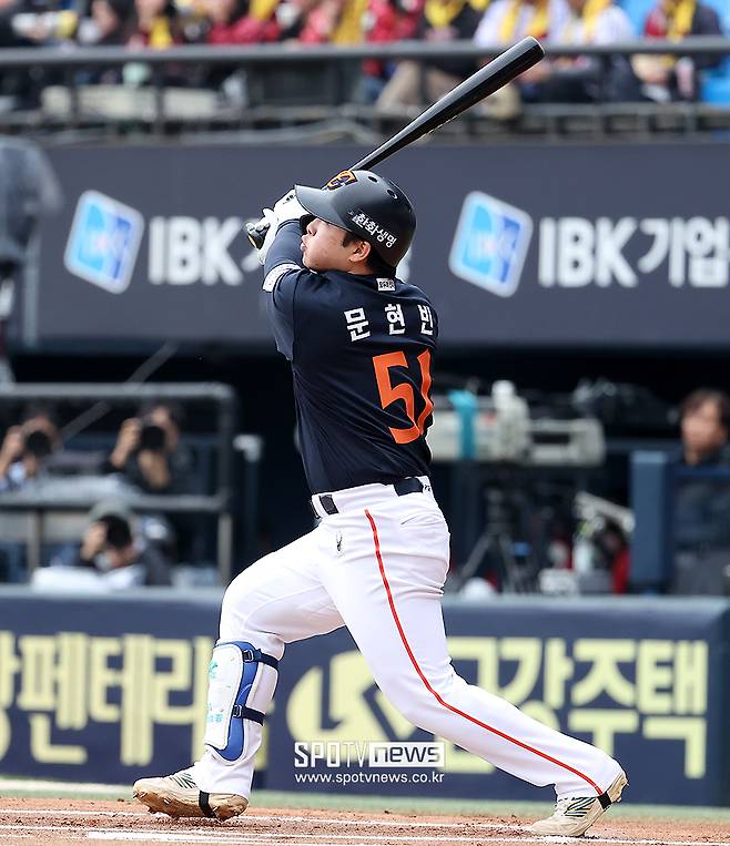 한국시리즈 처음 맞아? PO 4할 타자 문현빈 노시환 방망이는 진짜였다