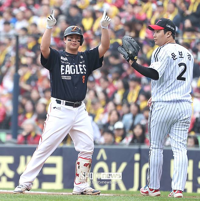 한국시리즈 처음 맞아? PO 4할 타자 문현빈 노시환 방망이는 진짜였다