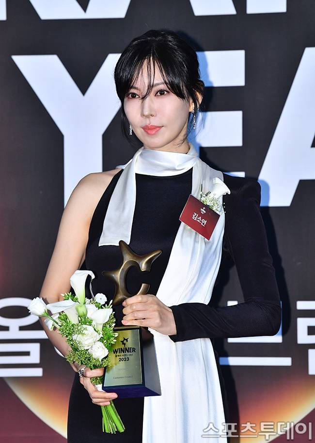 KBO, 한국시리즈 2차전 시구자로 배우 김소연 선정…애국가는 신문희