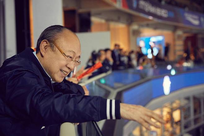 KS 1차전부터 야구장 찾은 LG 구광모 회장…한화 김승연 회장은 팬들에게 3억2000만 원 선물