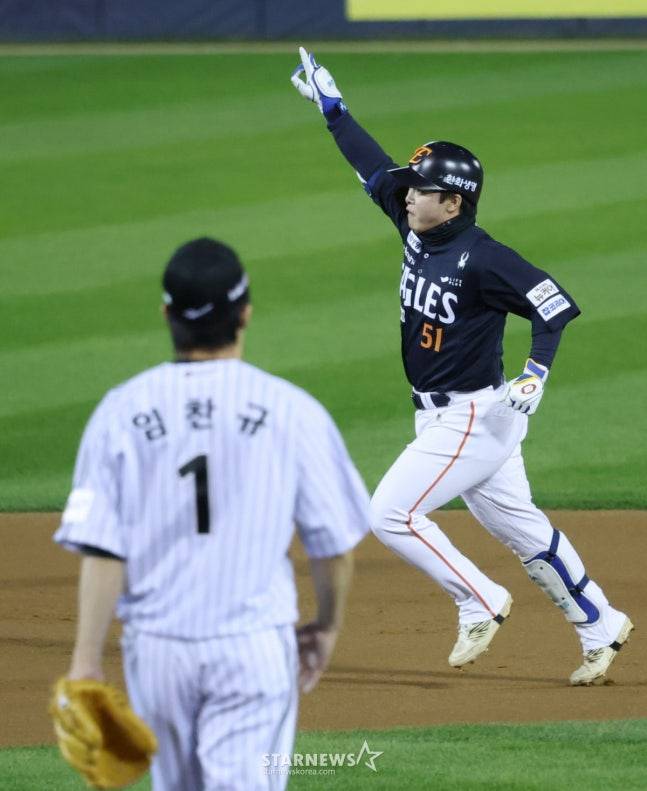 '김경문 노림수 통했다' 손아섭 대신한 황영묵 초구 안타→문현빈→노시환 백투백 홈런... 한화 4-0 리드 [KS2 현장]