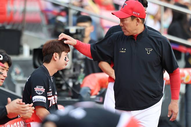 KIA 코치 개편 신호탄, 우승 배터리코치 결별…
