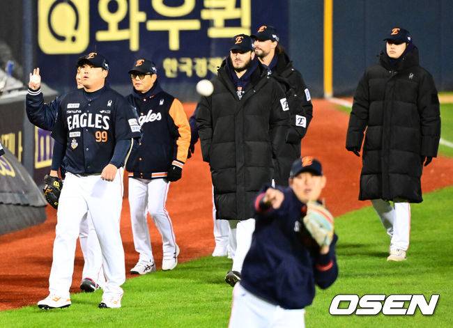 무려 19년 기다린 KS였는데…류현진이 3이닝 7실점으로 무너질 줄이야, 세월이 야속하다 [KS2]