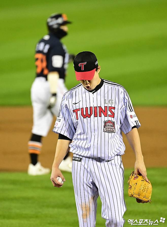 득점 지원 좋았는데→수비 실책이 문제였나…'한화 킬러' 임찬규, '볼넷-실책-볼넷' 4이닝 못 채우고 조기 강판 [KS2]