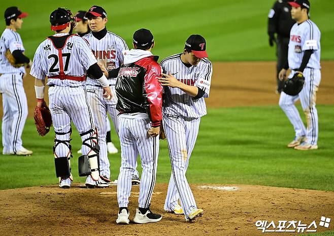 득점 지원 좋았는데→수비 실책이 문제였나…'한화 킬러' 임찬규, '볼넷-실책-볼넷' 4이닝 못 채우고 조기 강판 [KS2]