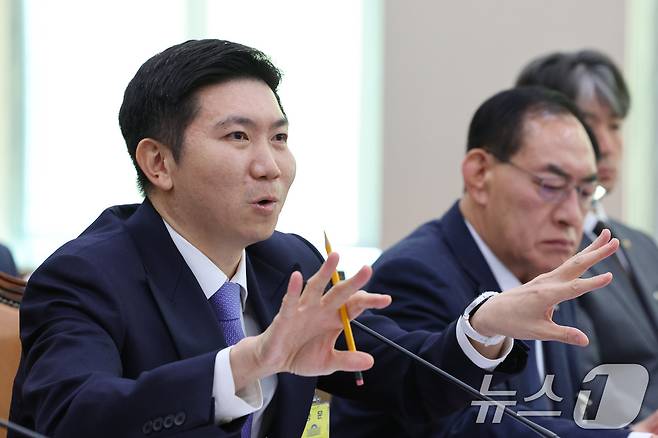 '올림픽 영웅' 진종오-유승민, 국회 국정감사에서 충돌