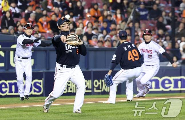 '와' 독해진 염갈량 '코시 불문율?' 7회 5점차 번트→6점차 바로 또 번트라니... [KS2 현장]