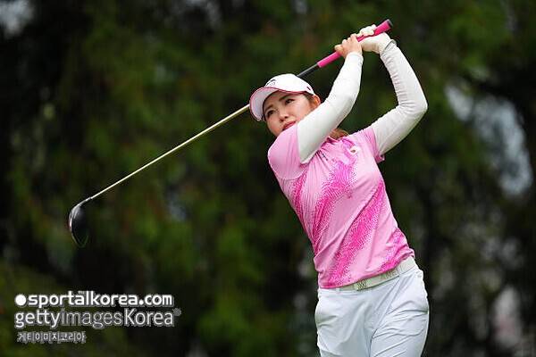 한국 무릎 꿇린