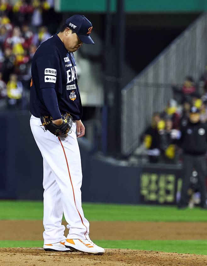 老감독은 너무 느렸고, ‘염갈량’은 너무 빨랐던 투수 교체 타이밍, 결과는? ‘염갈량’의 완승...김경문 감독 KS 잠실 12연패 ‘수렁’