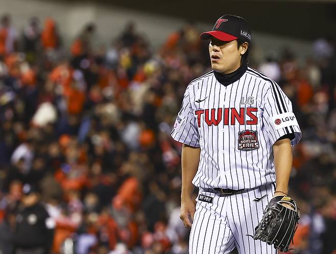 老감독은 너무 느렸고, ‘염갈량’은 너무 빨랐던 투수 교체 타이밍, 결과는? ‘염갈량’의 완승...김경문 감독 KS 잠실 12연패 ‘수렁’