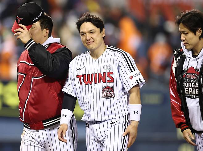 老감독은 너무 느렸고, ‘염갈량’은 너무 빨랐던 투수 교체 타이밍, 결과는? ‘염갈량’의 완승...김경문 감독 KS 잠실 12연패 ‘수렁’