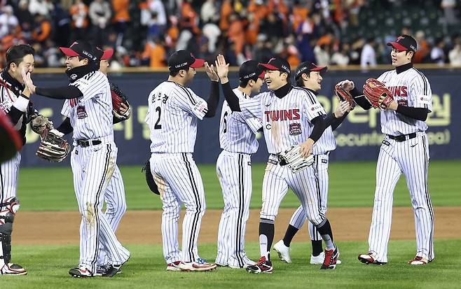 老감독은 너무 느렸고, ‘염갈량’은 너무 빨랐던 투수 교체 타이밍, 결과는? ‘염갈량’의 완승...김경문 감독 KS 잠실 12연패 ‘수렁’