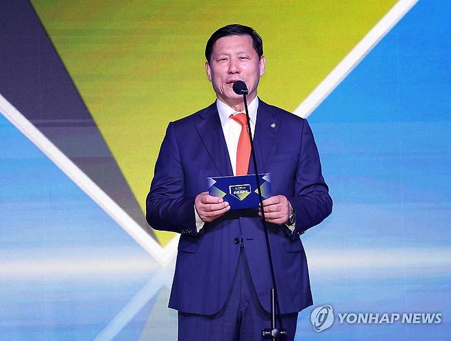 한국시리즈 관람중 쓰러진 팬…허구연 KBO 총재 병원 찾아