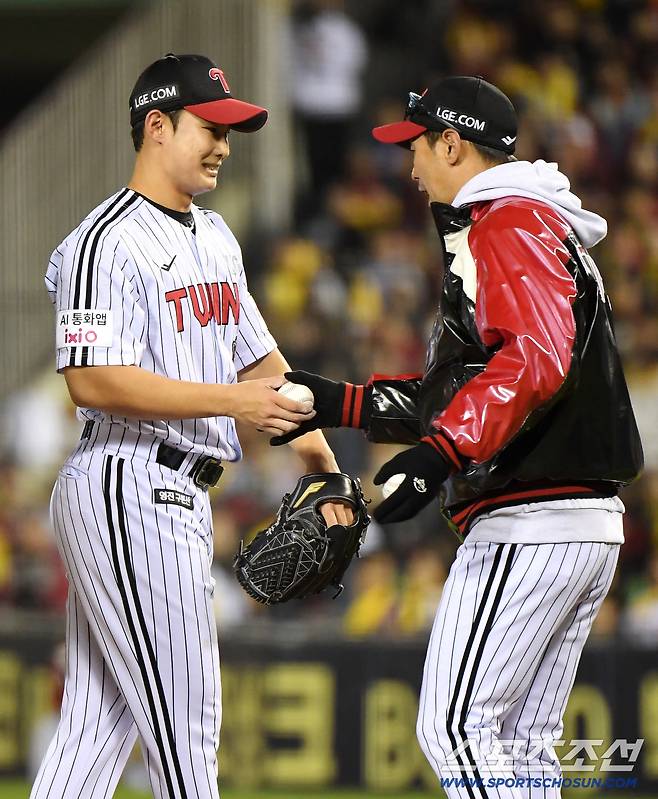 단 둘뿐인 소중한 필승조를 4회에 몰빵이라니... 이게 염갈량의 KS다[잠실 현장]